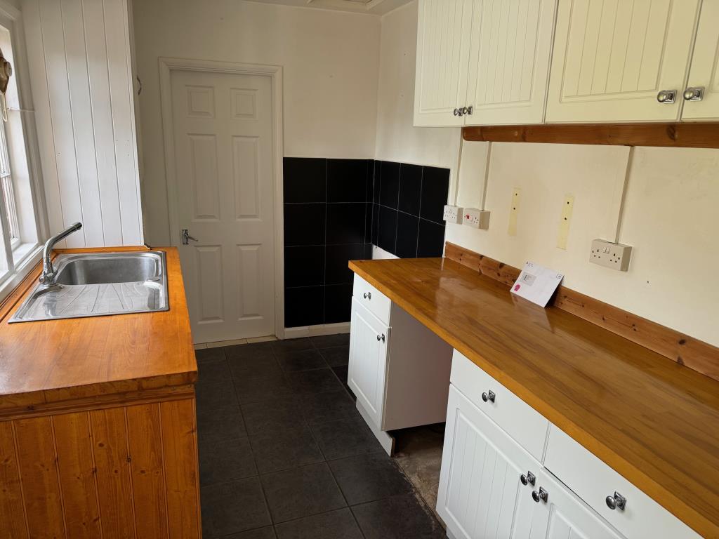 Lot: 24 - SEMI-DETACHED COTTAGE IN RURAL LOCATION - Kitchen